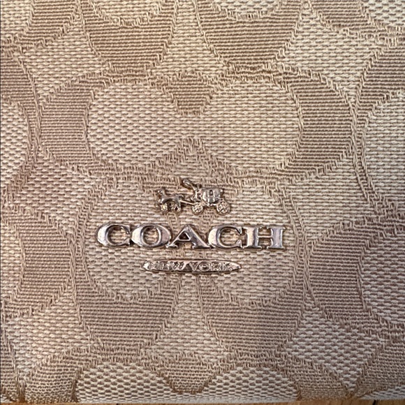 COACH Signature Jacquard Taylor Crossbody White/Tan Gold Metal Hangtag Preowned - Picture 5 of 16